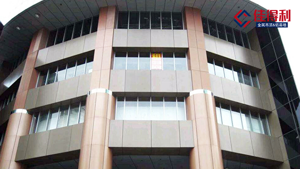 為什么越來(lái)越多人采用廣東佛山氟碳鋁單板廠家作為墻面裝飾？