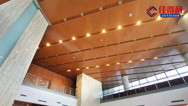 選購(gòu)仿木紋鋁單板時(shí)需要注意哪些細(xì)節(jié)？