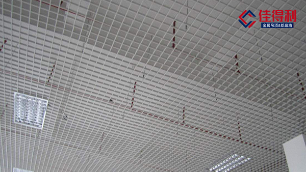 格柵鋁天花廠家主要根據(jù)什么因素來決定鋁格柵的報(bào)價(jià)呢？