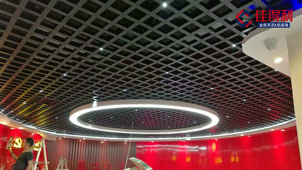鋁格柵吊頂和鐵格柵吊頂有什么區(qū)別？