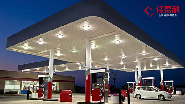 加油站罩棚吊頂專(zhuān)用鋁條扣天花怎么做防風(fēng)