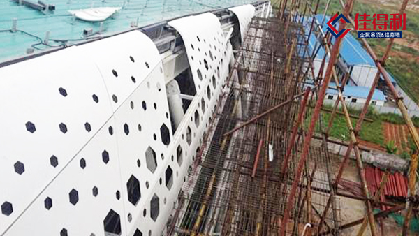 關(guān)于弧形鋁單板的正確安裝方式