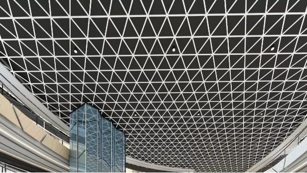 鋁格柵吊頂為何銷量大長？廠家?guī)湍惴治鍪蹆r標(biāo)準(zhǔn).