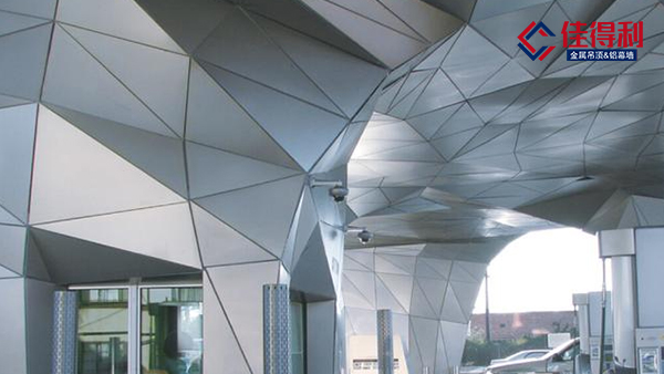 沖孔鋁單板與雕花鋁單板具體區(qū)別在哪？