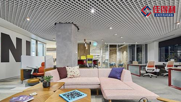 新中式風(fēng)格引領(lǐng)學(xué)校幼兒園使用木紋鋁格柵吊頂天花