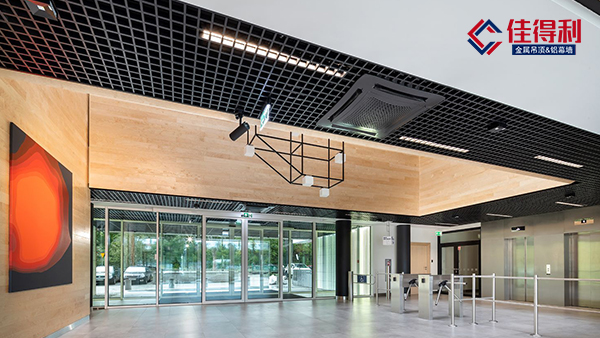 過道吊頂?shù)匿X扣板是用鋁格柵還是鋁方通好？