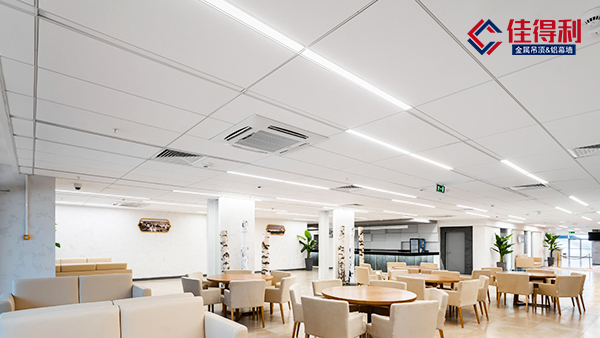 辦公寫(xiě)字樓吸音吊頂選長(zhǎng)條形高邊鋁扣板天花