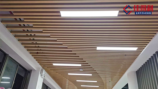 商場(chǎng)創(chuàng)意木紋鋁方通吊頂